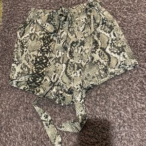 4/$10✨ snakeskin print shorts